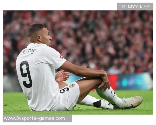 皇马反击机会错失姆巴佩禁区前射门偏离目标成高射炮