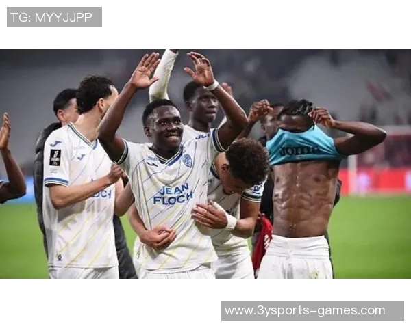 法甲赛场精彩瞬间雷诺与文班亚马赛后互换球衣展友谊